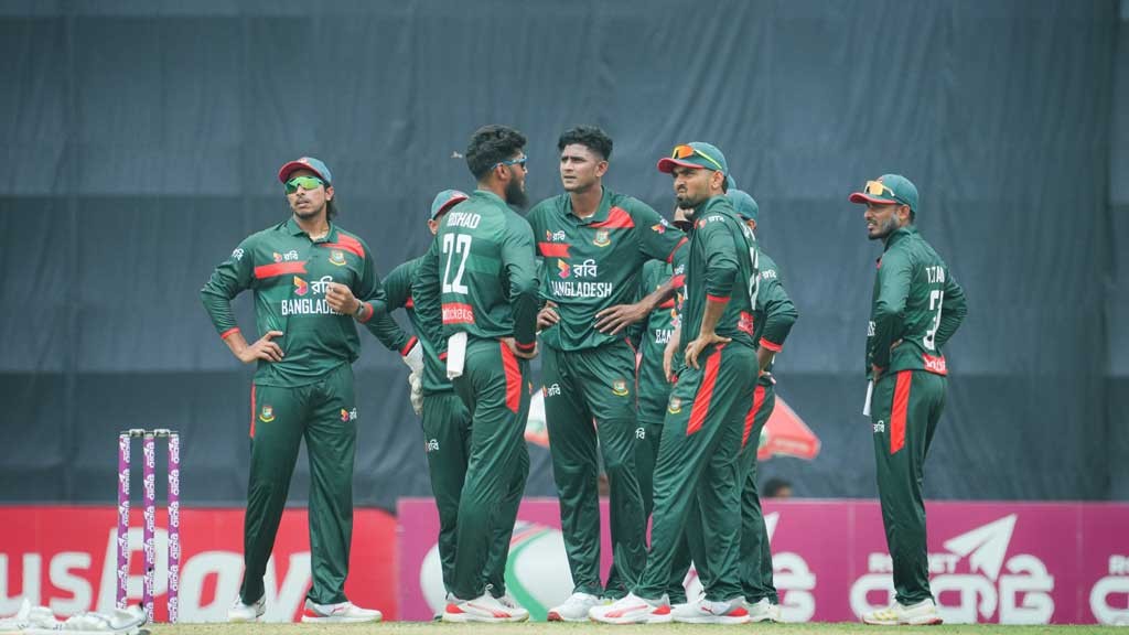 এক ওভারে দুই উইকেট হারিয়ে চাপে বাংলাদেশ