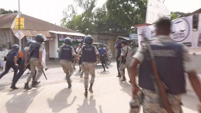 শেরপুর-৩ উপনির্বাচন : ভোটকেন্দ্রে পুলিশের সঙ্গে বিএনপির কর্মীদের ধাওয়া-পাল্টাধাওয়া