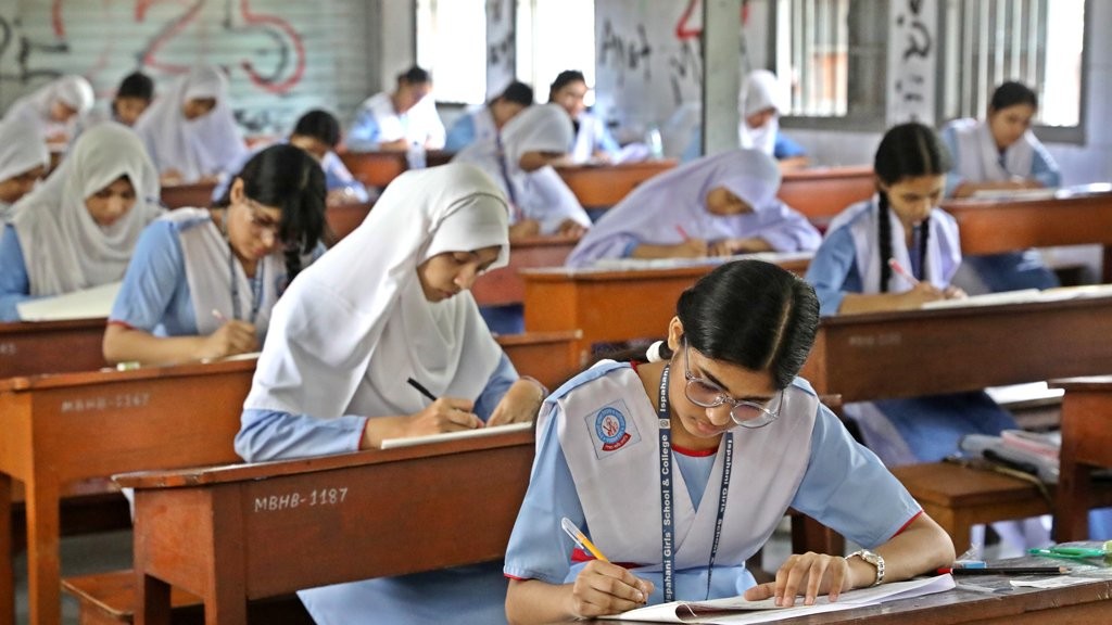 এসএসসি পরীক্ষার দ্বিতীয় দিনে অনুপস্থিত প্রায় ২৭ হাজার পরীক্ষার্থী