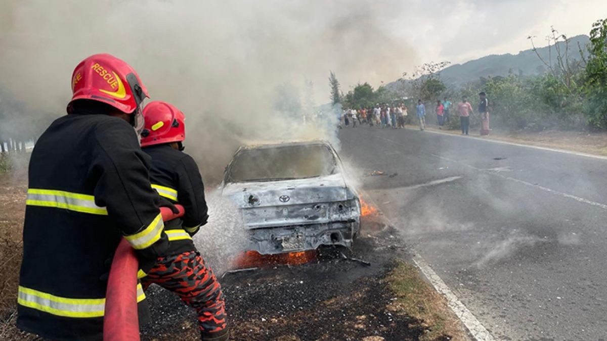 মেরিন ড্রাইভে চলন্ত প্রাইভেট কারে আগুন