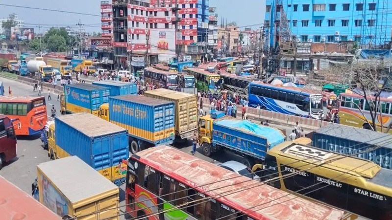 বকেয়া বেতনের দাবিতে ঢাকা-চট্টগ্রাম মহাসড়ক অবরোধ