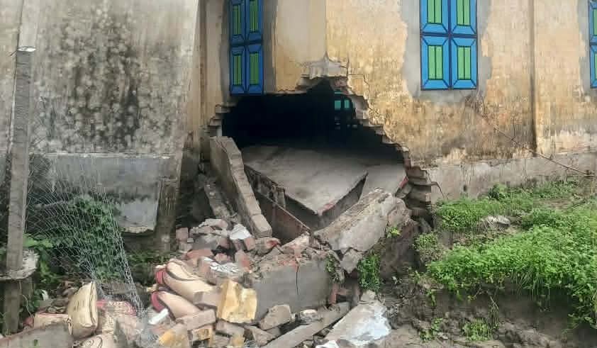 কিশোরগঞ্জে প্রাথমিক বিদ্যালয়ে ক্লাস রুমে ধ্বস, হুমকীতে ভবন