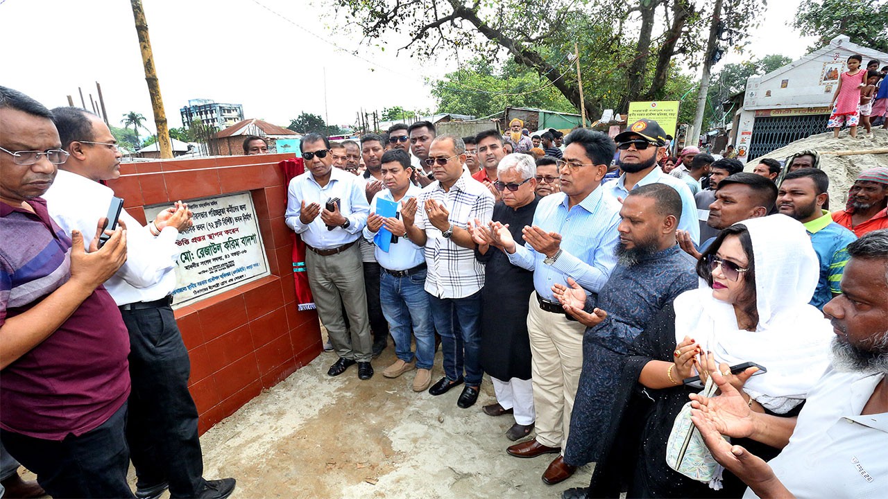 বগুড়ায় পরিচ্ছন্নতা কর্মীদের জন্য বহুতল ভবনের ভিত্তিপ্রস্তর স্থাপন, প্রধান অতিথি বাদশা এমপি