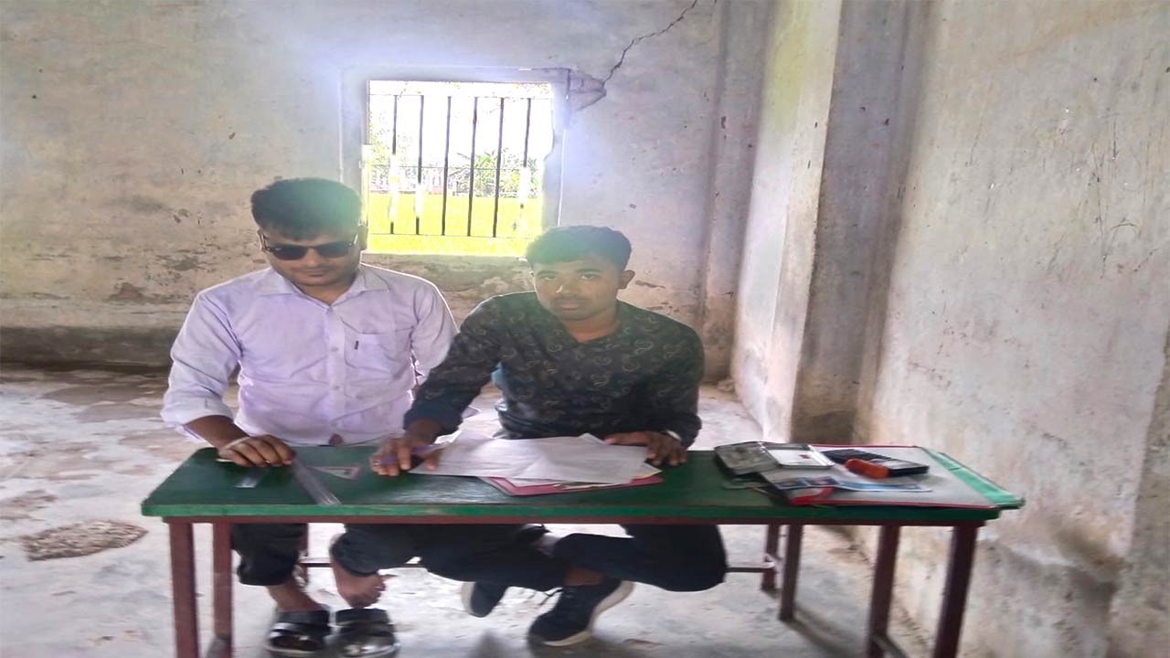 কুড়িগ্রামের রাজারহাটে এসএসসি পরীক্ষায় অংশ নিচ্ছে দৃষ্টি প্রতিবন্ধী মেহেদি
