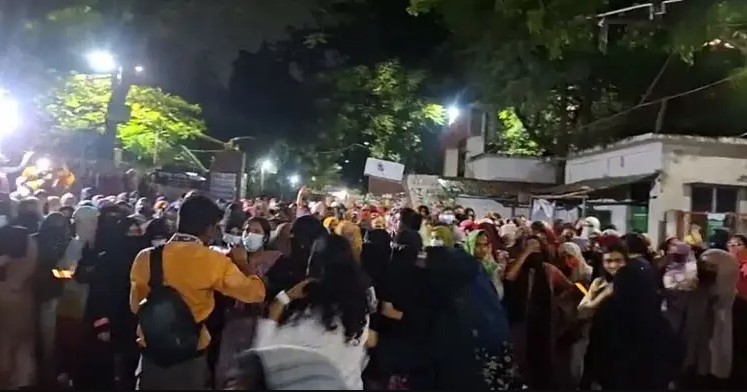 ছাত্ররাজনীতি নিষিদ্ধের দাবিতে তিতুমীর কলেজে ছাত্রীদের বিক্ষোভ