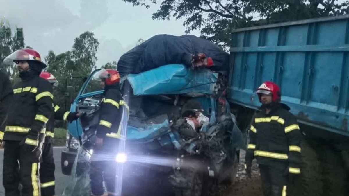 মিরসরাইয়ে দাঁড়িয়ে থাকা ট্রাকের পেছনে পিঁয়াজবোঝাই ট্রাকের ধাক্কা, নিহত ১