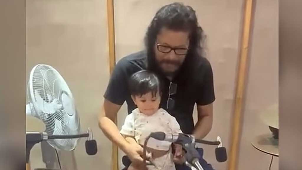 বাবার কাছে ড্রামস শিখছে জেমসের ১ বছর বয়সী ছেলে