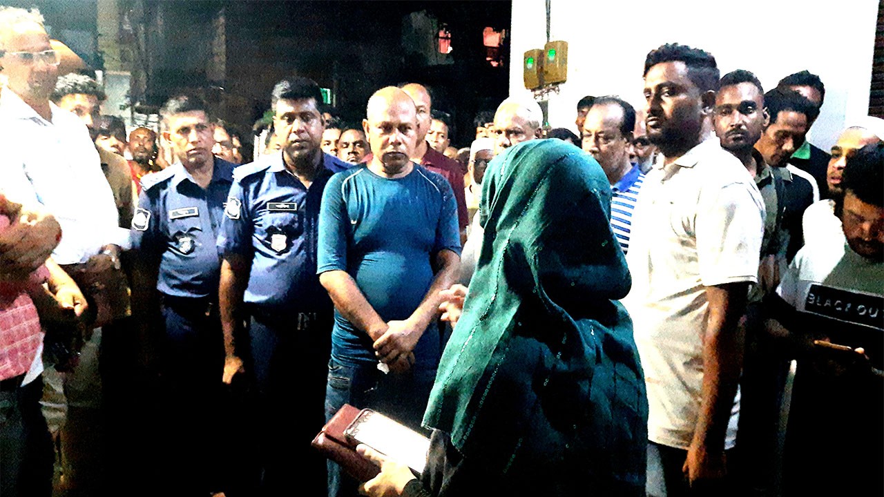 বগুড়ার সান্তাহারে নকল হারপিক ও খাবার স্যালাইন তৈরির দায়ে মেজরের ৬ মাসের কারাদন্ড