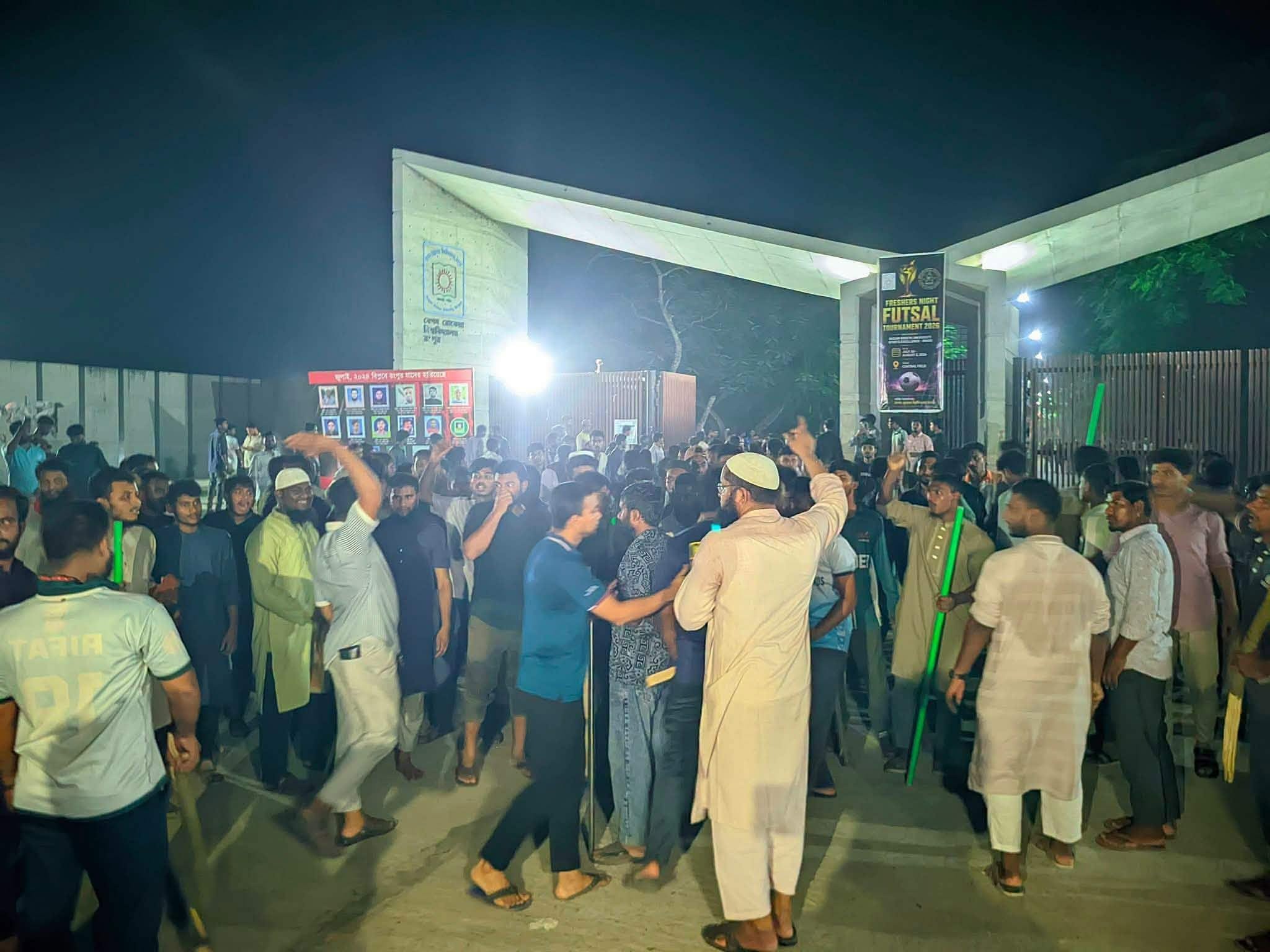 বেরোবিতে ব্যানার বিতর্কে ছাত্রদল-শিবিরের ধাওয়া-পাল্টা ধাওয়া
